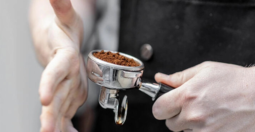 عصاره گیری قهوه برای درست کردن لاته با اسپرسوساز